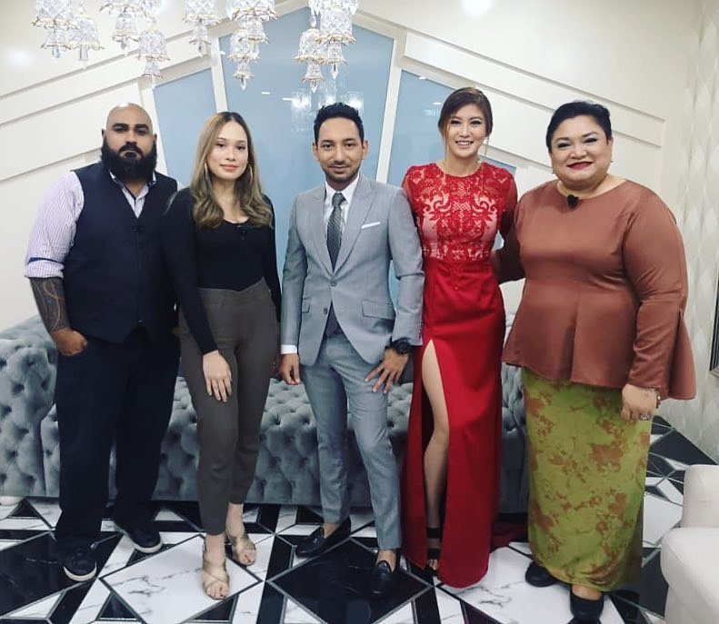 KavinJay's tweet photo. Catch @bilmusa @elizabethtsm and @zizanrajalawak on Episode 6 of The L8 Show! Full video on our Facebook Page. https://t.co/npAYxAW0MX
#maxmantv 
#maxmanstudios 
#l8show 
#thel8show
#zizanrazak 
#elizabethtan 
#bilmusa https://t.co/eaVR5uaN0z