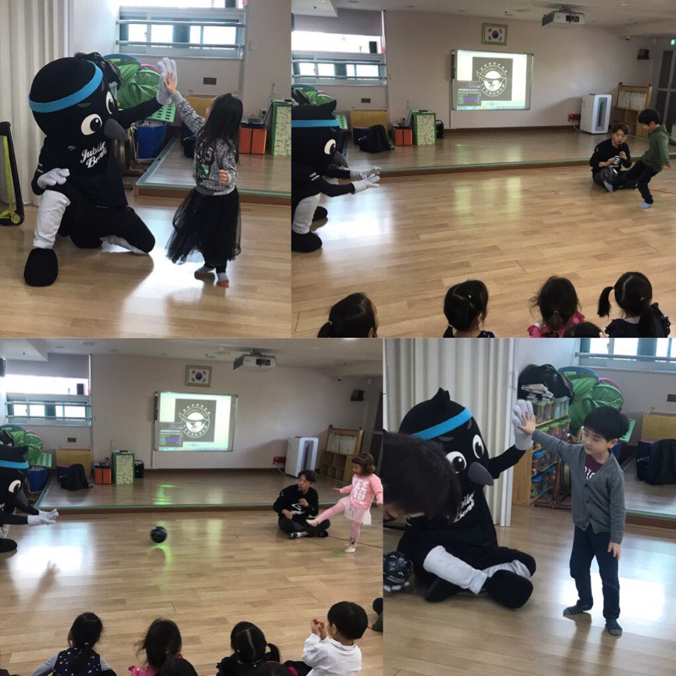 <2018.11.29 성남FC 키즈프로그램 까오야~놀자> 서현  어린이집에  성남 FC의  마스코트  까오가  놀러왔어요~^^* 까오와  함께  응원가도  배우고~ 축구도  하면서  즐거운  시간을  보냈어요~💕축구에  대한  관심이  더욱  높아졌답니다~😘❤️