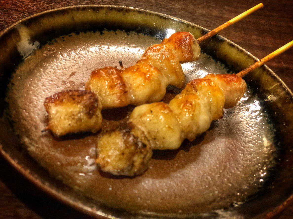 Uzivatel とりおやじ 稚内 日本最北端 Na Twitteru こんにちは とりおやじ です 本日紹介するのは とり串シリーズの ぽんぽち串 です 鶏の尻尾にあたり ぼんじり と言われたりもする部位 脂がのってコラーゲンもたっぷり入って食感が癖になる一串
