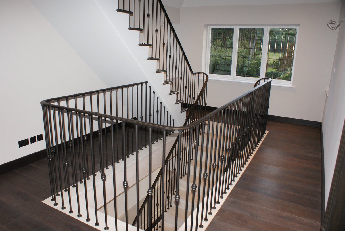 ForgingMatters's tweet image. Detailed, delicate balustrade with a bronze handrail.