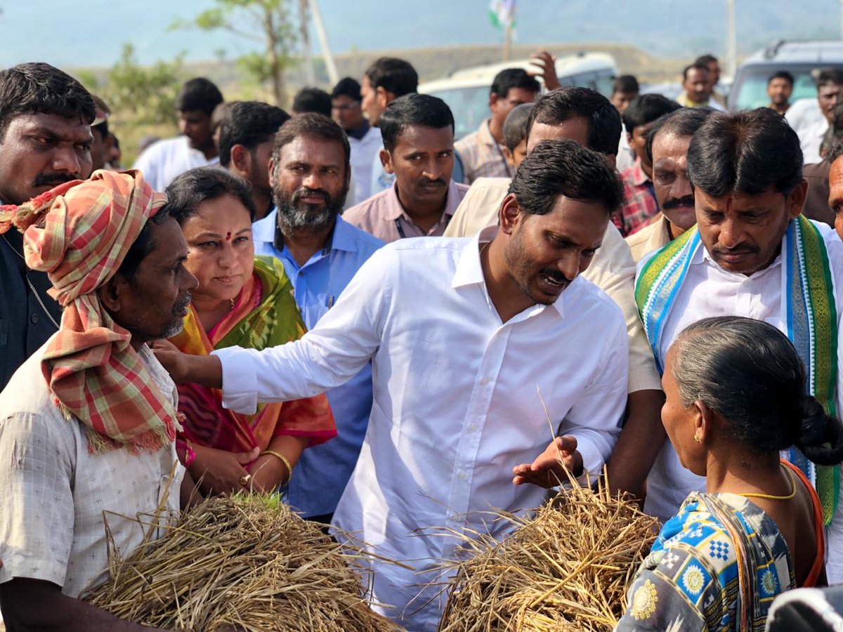 YSRCParty's tweet photo. ప్ర‌జా స‌మ‌స్య‌ల‌ను ఓపిగ్గా వింటూ..వాటిని ప‌రిష్క‌రిస్తూ ముందుకు సాగుతున్న జ‌న‌నేత వైయ‌స్ జ‌గ‌న్‌.
#PrajaSankalpaYatra https://t.co/wPUAa3gdYi