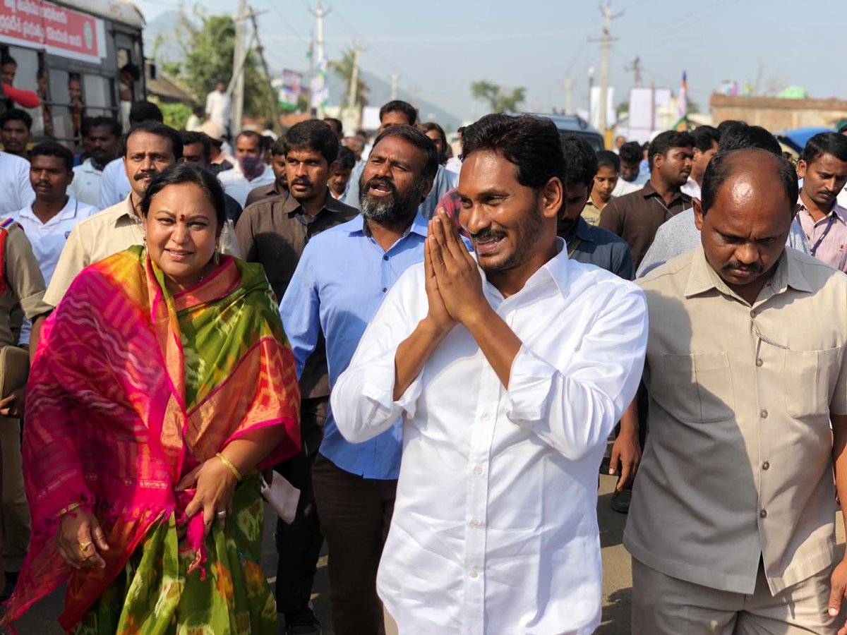YSRCParty's tweet photo. ప్ర‌జా స‌మ‌స్య‌ల‌ను ఓపిగ్గా వింటూ..వాటిని ప‌రిష్క‌రిస్తూ ముందుకు సాగుతున్న జ‌న‌నేత వైయ‌స్ జ‌గ‌న్‌.
#PrajaSankalpaYatra https://t.co/wPUAa3gdYi