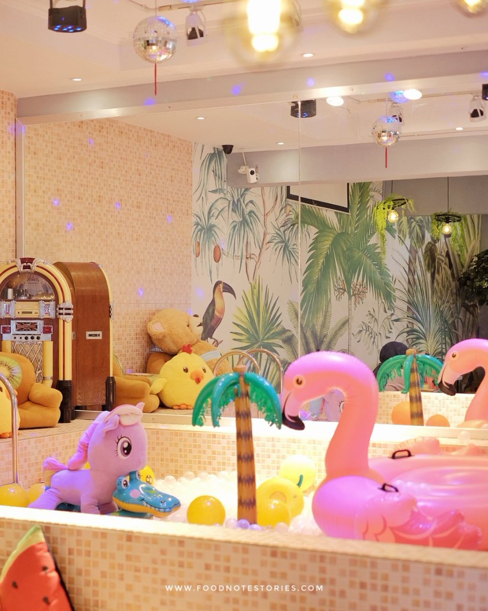 Pillow Cake Cafe, Makan Desserts Lucu Sambil Main di Kolam Bola foodnotestories.com/2018/12/26/pil…