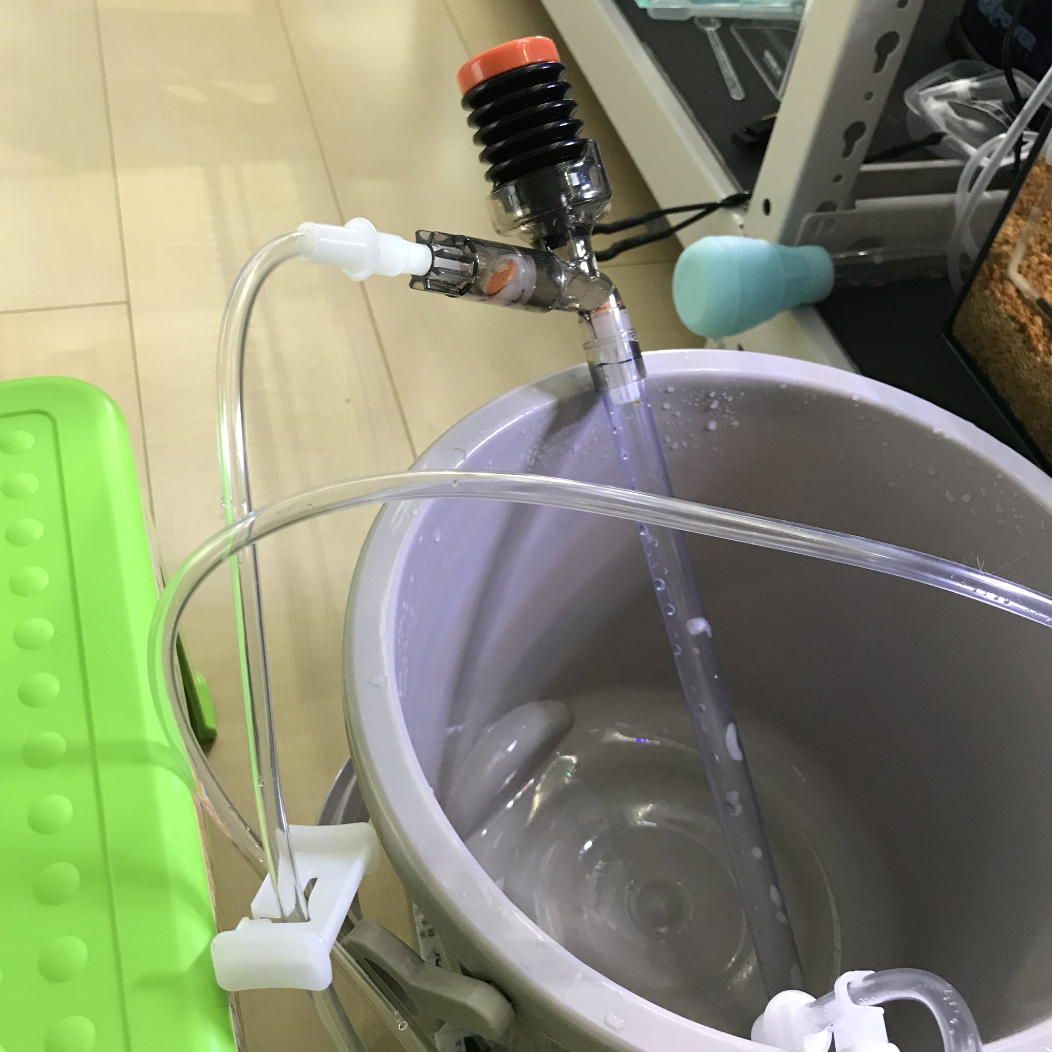 Sin シン ナマズ水槽を我が家では初の砂敷きにしてみたので これを機に今まで持ってなかった水作のプロホース を買ったんですよ さっき初めて使ったけど 評判の良さに納得した これは確かに使いやすい ソイルの汚泥も簡単に吸えるし素晴らしい商品