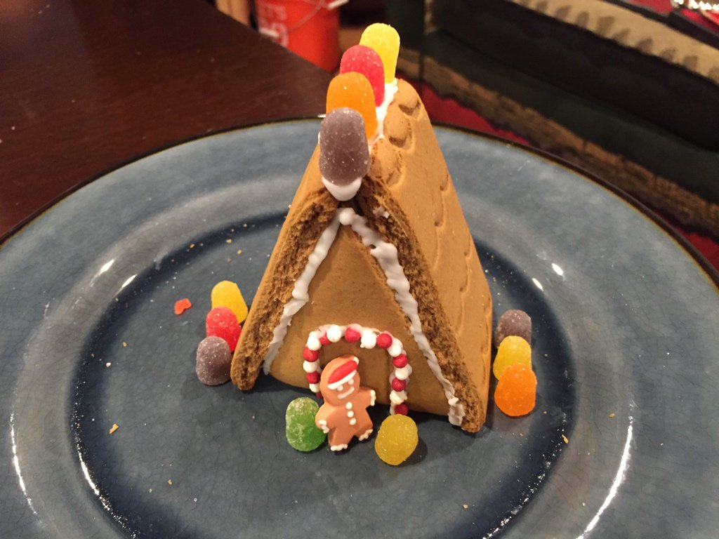TechIsCool's tweet image. We made gingerbread houses for Christmas. Was an unexpected delight.