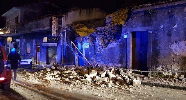 Molta paura, danni e almeno 4 feriti per scossa di terremoto di magnitudo 4.8 avvenuta stanotte a nord di Catania e legata ad attività dell'Etna. Diversi i crolli in abitazioni. Chiuso per lesioni sospette un tratto dell'A18. Operativo aeroporto Catania → bit.ly/2GHGabm