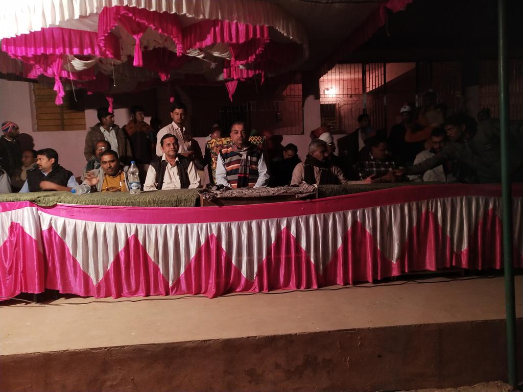 ADChauhan3's tweet photo. ધ્રાંડવ પ્રાંત દિયોદર રાત્રિ સભાનું આયોજન કરવામાં આવ્યું આ સભામાં વિવિધ પ્રકારની યોજનાઓની માહિતી આપી તેમજ ગામના પ્રાણ પ્રશ્નોની વિશદતાથી ચર્ચા વિચારણા કરવામાં આવી... તાલુકાના તમામ અમલીકરણ અધિકારીઓ ઉપસ્થિત રહ્યા https://t.co/QKGvbl24na