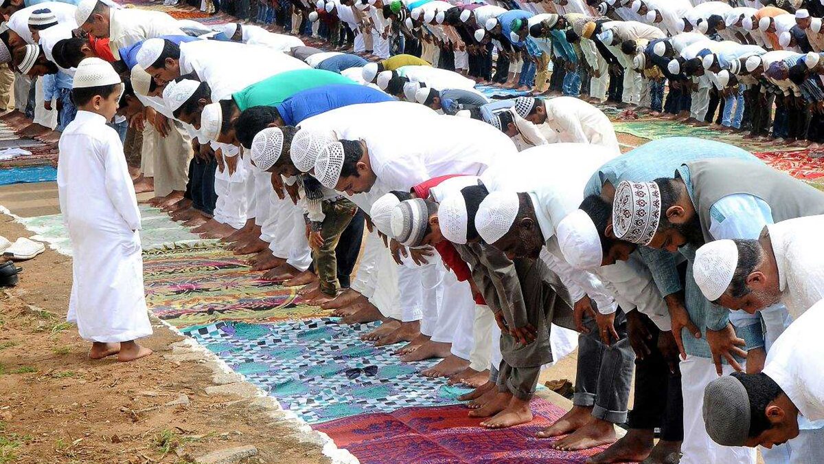 DailyO_'s tweet photo. Noida #namaz order: If Muslims can’t pray in parks, will UP police ensure no puja pandals come up on public property? | @yasheesingh | https://t.co/z4rspJnJPU #UttarPradesh https://t.co/Y9Qhu4GhFc