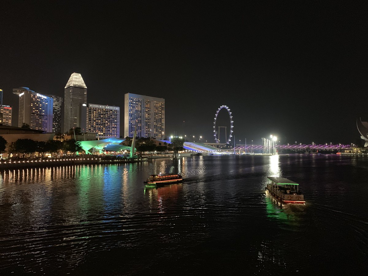 chunchai's tweet photo. Amazing Singapore at night. 

#越夜越美丽 https://t.co/YblnUCOPZ6