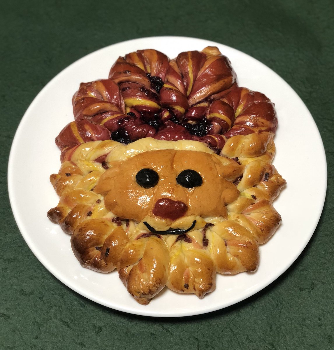 izumickey0719's tweet photo. 30cmの
サンタクロースの
ツイストパン
作りました🎅

#サンタクロース
#SantaClaus 
#ツイストパン
#twistbread
#bread
#大きなツイストパン
#bigtwistbread
#手作りパン https://t.co/0q7N9wXBye