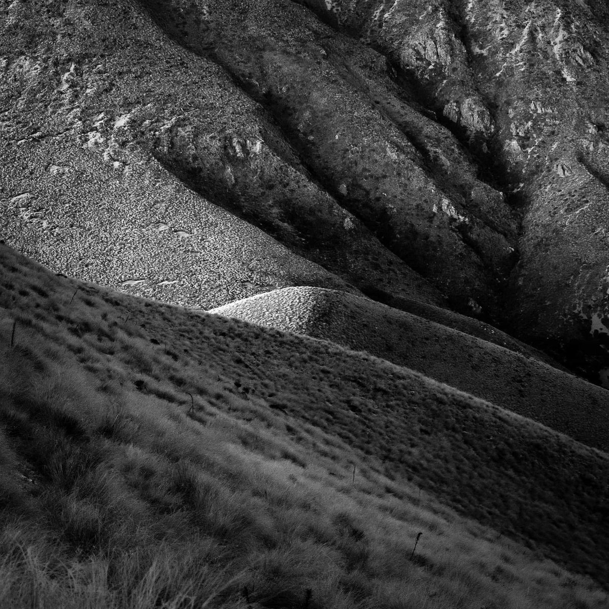 gilli_was_here's tweet photo. I don't do much black and white, however this was one of those times where the land was really showing me its form. I'm  too easily get distracted by color sometimes... https://t.co/EOVRk08GE8