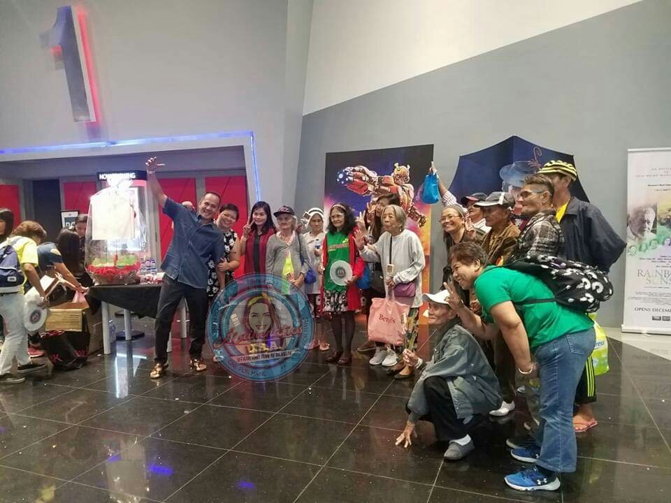 Meng, eto ang mga uulit ng movie nyo agad-agad! 😊 Nagpictorial pa sila sa labas kasi tuwang-tuwa sa napanood nila! 😊

ctto <a href="/flipster_03/">Chang 🅼</a> and <a href="/faouzieboi/">ᴹᴬᴵᴺᴱ💛Annie 💛ᵁᴹᴸ ⱽ² (81818)</a>

#JackEmPopoyTheBest
<a href="/mainedcm/">Maine Mendoza</a> | #MaineMendoza
🅱