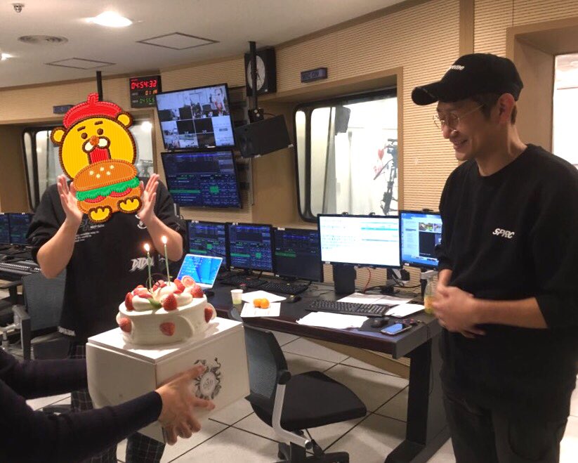 💖축 탄신💖우리우리 #김창열 디제이의 생일이에요! 팬 여러분이 보내주신 떡 감사히 잘 먹고 있습니다❣️해피 벌쓰데이🎁 여러분도 모두 행복한 연말 되세요🙏