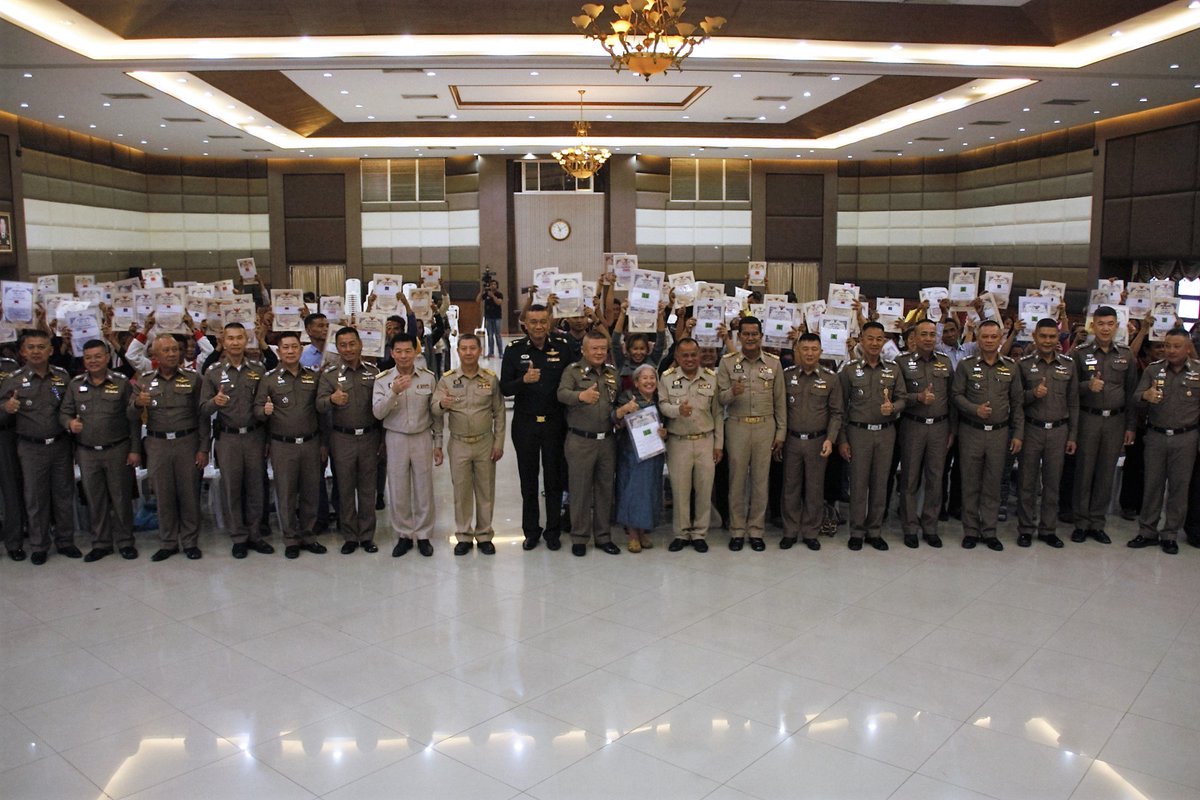 PoliceRegion3's tweet photo. ตำรวจภูธรภาค 3 มอบคืนโฉนดที่ดิน คืนความสุขให้ประชาชน ลดความเหลื่อมล้ำของสังคม ครั้งที่ 5 เนื้อที่กว่า 1,000 ไร่ มูลค่า 900 ล้านบาท https://t.co/uXmct12Nhc https://t.co/C6knn0pFHT
