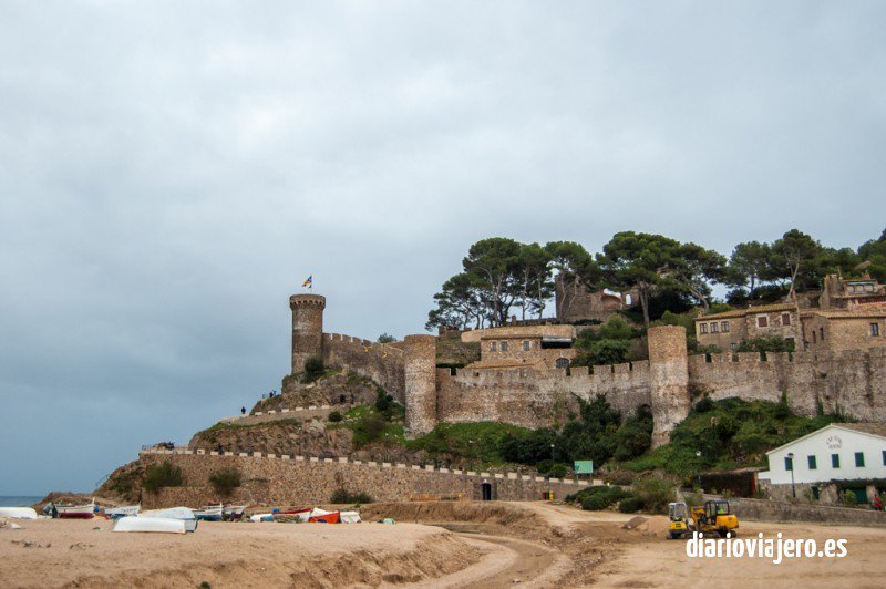 ¿No dirás que no es amor a primera vista? 💘 #TossadeMar ➡️ ow.ly/oFzO30jBBC1 🔝 📷 by <a href="/diarioviajeroes/">diarioviajero.es</a>