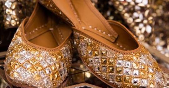 bandbaajaa's tweet photo. Wedding Trend Alert: ‘Must-Have’ Handcrafted Juttis By Needledust
For More Detail: https://t.co/IMXeQQBT2a
#weddinffootwears #jutti #bridaljutti #brides #needledust #indianballerinas #bbweddings #bbweddingtrends #bbtrends https://t.co/qPlMfQkWHG