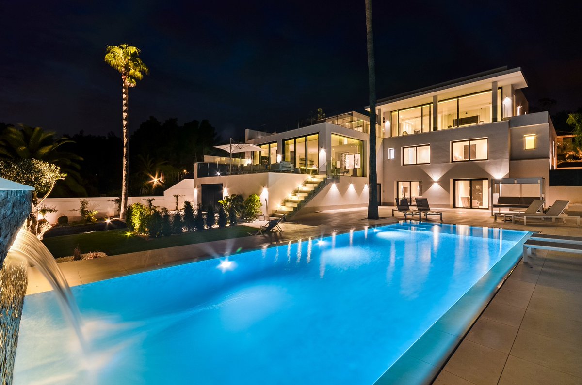 meesterindetuin's tweet image. PARTNER UITGELICHT | @MarettiLighting | De speciaal voor deze villa ontworpen verlichtingsarmaturen geven het pand een spectaculaire aanblik als 's avonds de buitenverlichting aangaat. Lees verder... meestersindetuin.nl/partner-uitgel… #tuinarchitect #tuinontwerp #hovenier #tuinverlichting