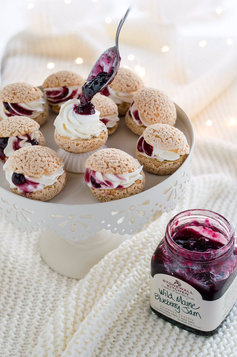 Bignè craquelin con blueberry jam 
❤️ la mia ricetta per proseguire con dolcezza su <a href="/saygoodITA/">saygood</a> 🎄🎄
Buon #SantoStefano <a href="/StonewalKitchen/">Stonewall Kitchen</a> 
#StonewallKitchen
#MadeInMaine
#AlpesSelection
#MakeWithStonewallKitchen
#JamWithUs
#SayGood 
saygood.it/2018/12/25/big…