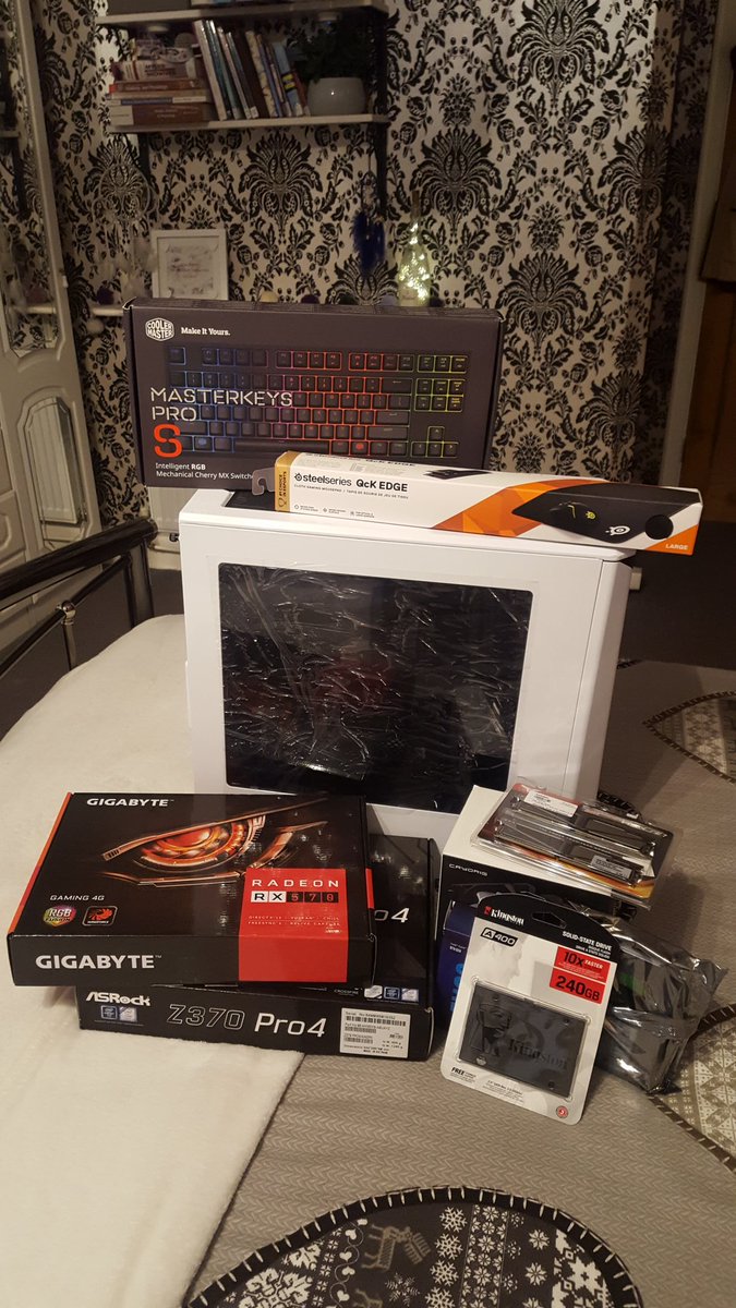 For the first time in my life I have my own computer and peripherals, thanks to some incredibally generous friends! Special shout-out to <a href="/kaidus_/">kaidus</a> for the loaners this past decade 👊