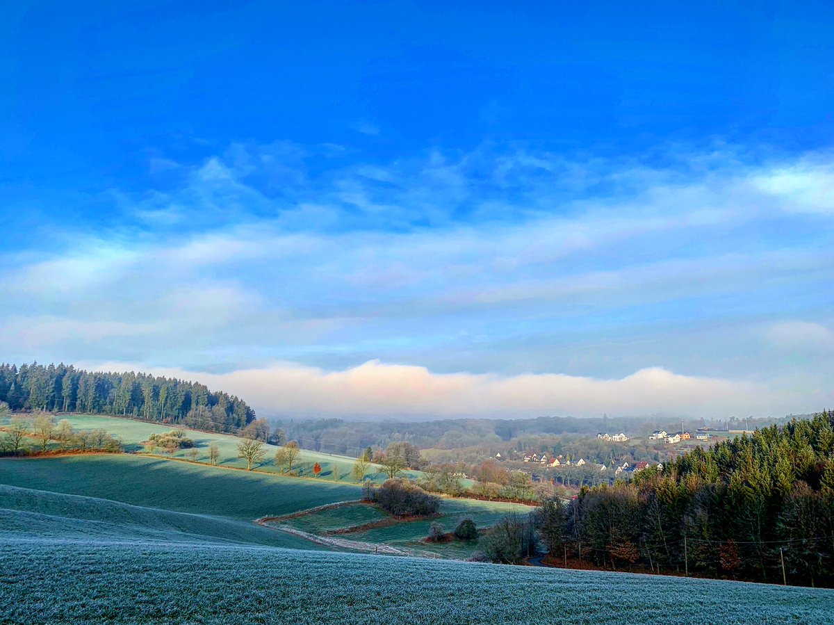 KDietershage's tweet photo. #Sonne versus #Hochnebel über #Friesenhagen #Frost am #zweitenweihnachtstag #fastwieweisseweihnachten #wildenburgerland #winter1819 Hier sieht man wie der Nebel wieder zurück kommt https://t.co/qmCZGJpAlM @Kachelmannwettr https://t.co/54oK1ZepMR