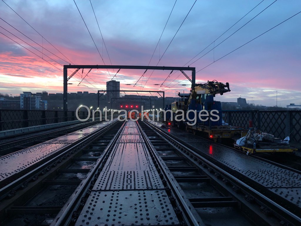 ontrackimages's tweet photo. Beautiful red sky this morning over King Edward Bridge in Newcastle. #railway #railwayupgradeplan #kingedwardbridge #sunrise #rail #trackworkers #orangearmy #steel #iron #bridge #overheadlines #orange #storyrail #morning #winter @networkrail @ontrackimages https://t.co/pe3HUEdTnw
