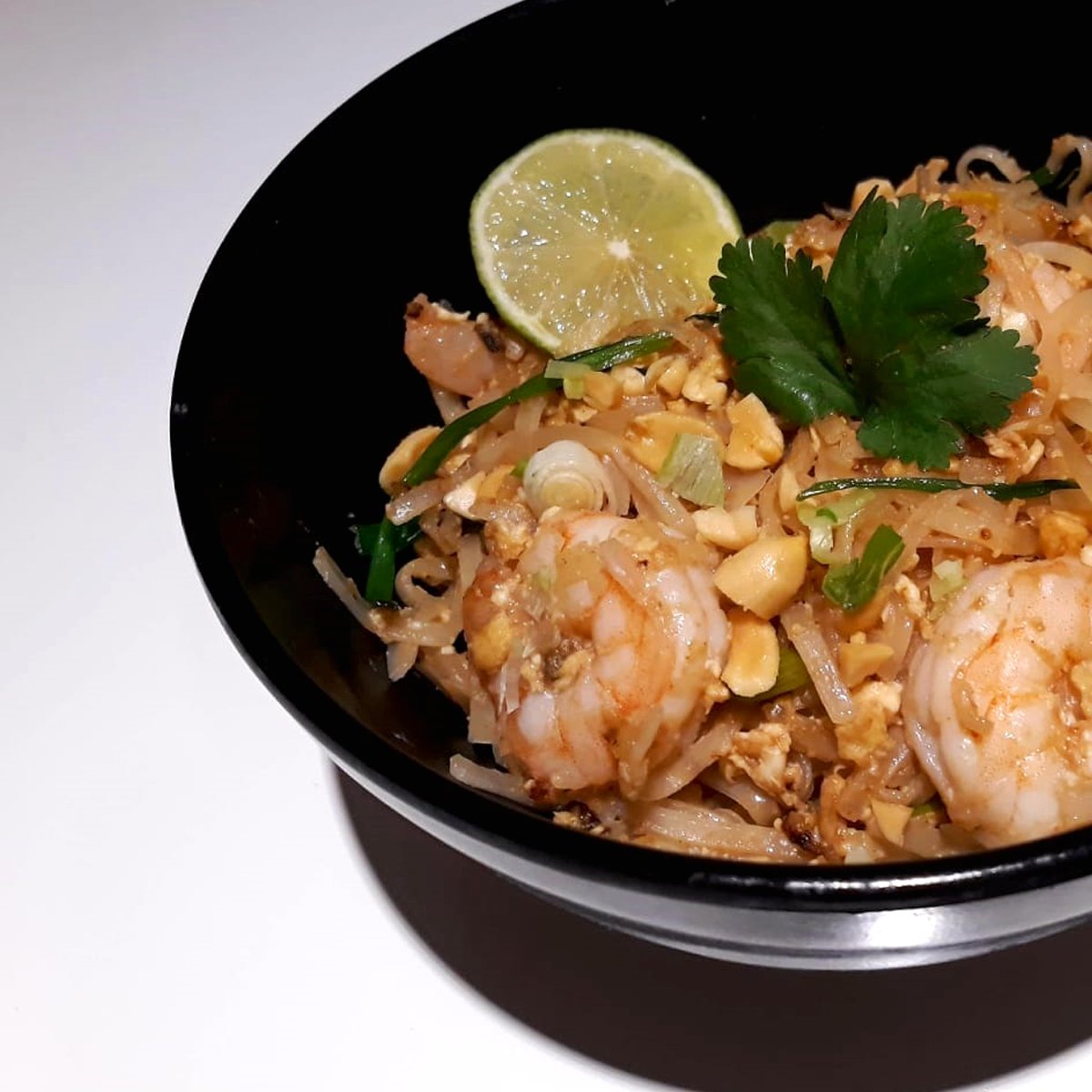 Makitakesushi's tweet photo. ¿Sabes en qué consiste nuestro Pad Thai? Unos deliciosos #noodles de #arroz al estilo thai con lima, azúcar, cacahuetes tostados, #cebolla morada y brotes de soja. Sano, rico e ideal para darte un capricho japonés entre comilonas navideñas en #Makitake #MakitakeTime #PadThai https://t.co/2MCBltI6Gc