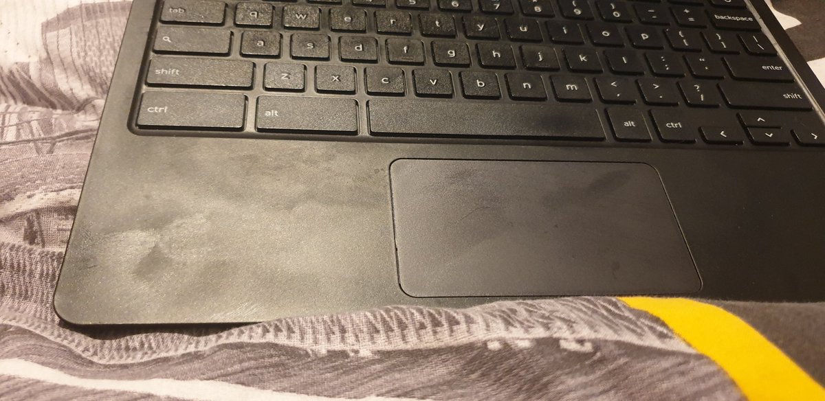 kaiser5s's tweet photo. @GoGroopie this is supposed to be a Samsung laptop But is a scratched Dell which is wet and doesnt work properly. Close?!!!!! https://t.co/XixrpoNVxu