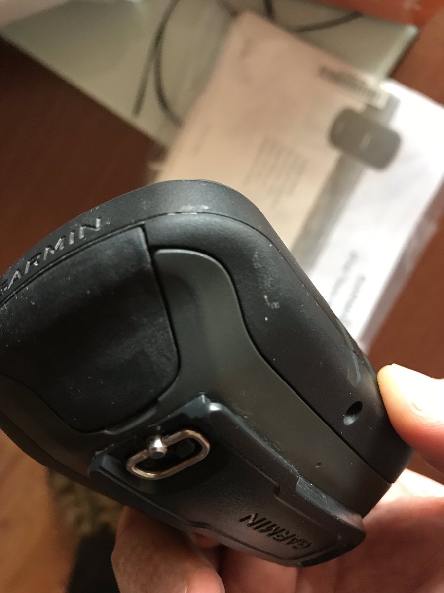 Enhorabuena <a href="/elcorteingles/">El Corte Inglés</a>. Pedimos un GPS con servicio urgente 2 horas y llega así. 

Sin cables 
Sin soporte de bici
Lleno de huellas
Y con marcas de barro 

Por eso <a href="/AmazonESP/">Send Kumikos</a> os come el terreno.