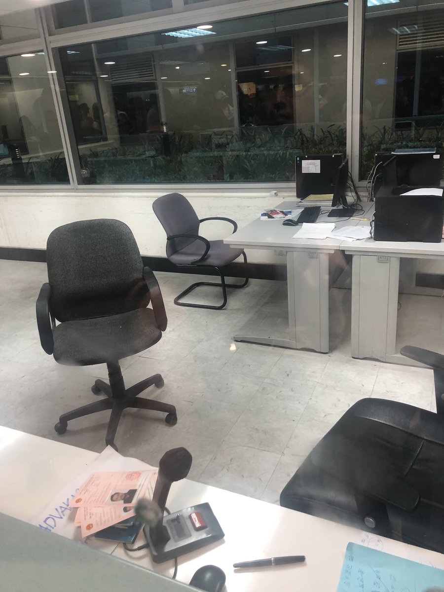 erratictweets's tweet photo. @VietnamNewsApp wtf this wrong with HCM visa counters? Dangerous for the country to have visas issues with this much chaos https://t.co/fGubumflJh