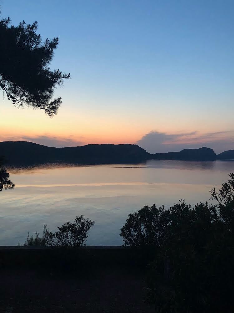 “Que sea Navidad, y comer y beber bien, y luego escapar a todas las trampas, tener sobre ti las estrellas, a tu izquierda la tierra, a tu derecha el mar, y darte cuenta de que en tu corazón la vida ha realizado su última proeza y se ha convertido en un cuento”.
<a href="/Acantilado1999/">Acantilado</a>