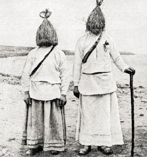 lorraineelizab6's tweet photo. Hunting the wren has been performed on the Isle of Man on Boxing Day, in Pembrokeshire, Wales on Twelfth Day (6 January), 1st Sunday of December in parts of Southern France, including Carcassonne, &amp; in Vilanova de Lourenza in Galicia, Spain! 📷: Kerry &amp; Dublin. @OldIrelandPics https://t.co/l55L3yC4Ul