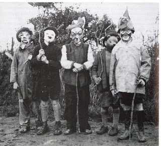 lorraineelizab6's tweet photo. Hunting the wren has been performed on the Isle of Man on Boxing Day, in Pembrokeshire, Wales on Twelfth Day (6 January), 1st Sunday of December in parts of Southern France, including Carcassonne, &amp; in Vilanova de Lourenza in Galicia, Spain! 📷: Kerry &amp; Dublin. @OldIrelandPics https://t.co/l55L3yC4Ul