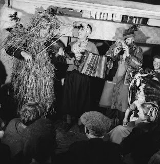 lorraineelizab6's tweet photo. Hunting the wren has been performed on the Isle of Man on Boxing Day, in Pembrokeshire, Wales on Twelfth Day (6 January), 1st Sunday of December in parts of Southern France, including Carcassonne, &amp; in Vilanova de Lourenza in Galicia, Spain! 📷: Kerry &amp; Dublin. @OldIrelandPics https://t.co/l55L3yC4Ul