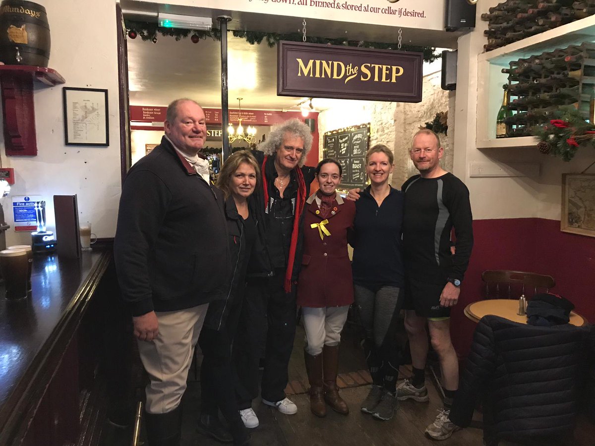 AnneatSaveMe's tweet image. Meeting and greeting the runners and riders of the Three Counties Bloodhounds We&apos;re in the centre of Swansea getting ready to start the Boxing Day parade #Cleanboot