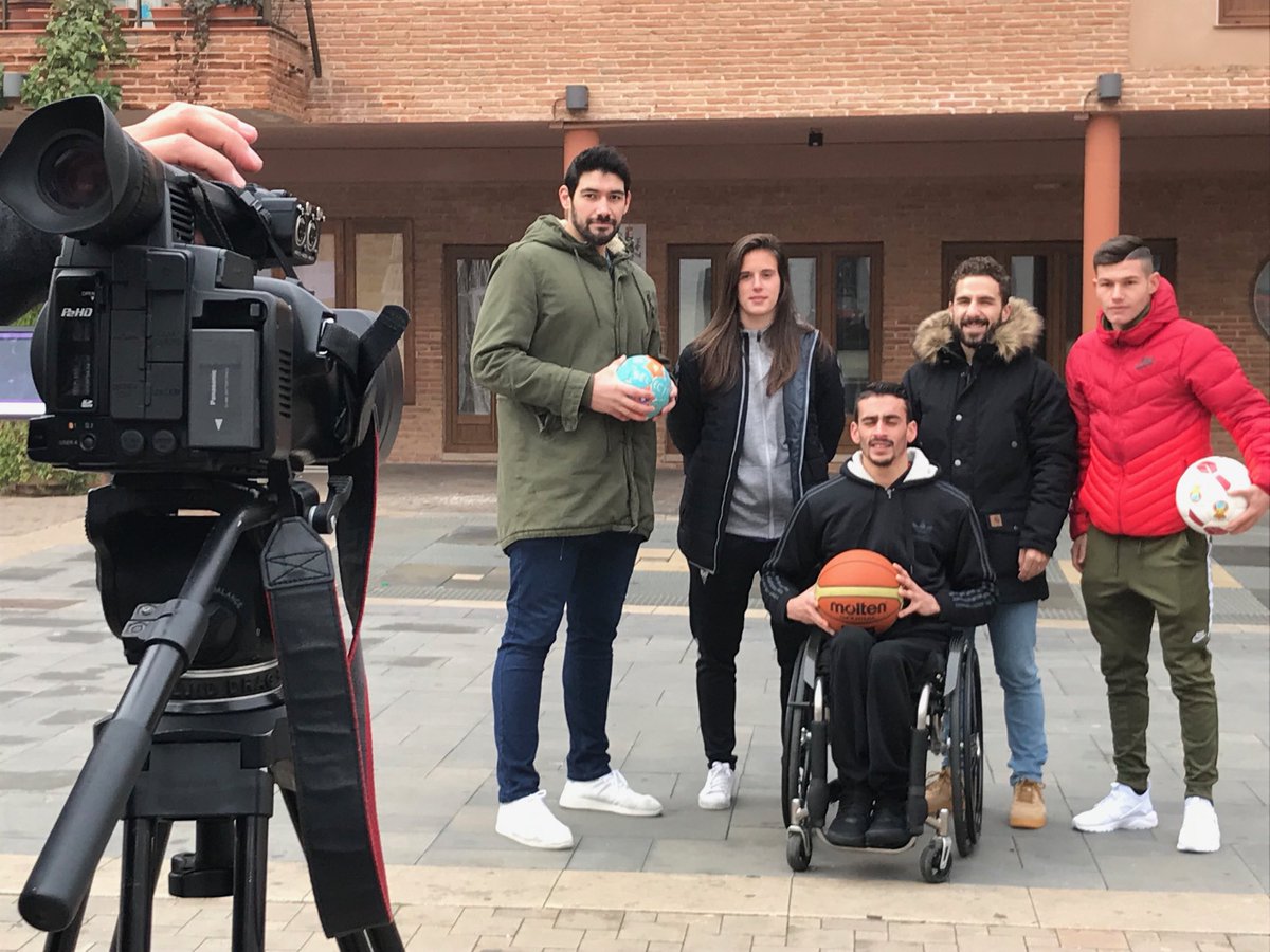 PacoLopezpress's tweet photo. Reunión en Bolaños de sus “cinco magníficos”, la mejor generación de deportistas que está en la élite y han sido internacionales. Hoy en el bloque de deportes del informativo de ⁦@CMM_noticias⁩ https://t.co/7egorz722L