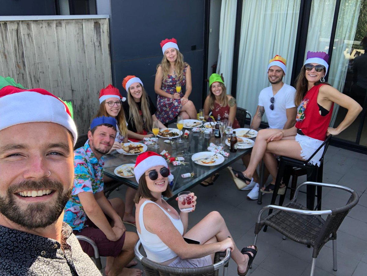 _hollydolan's tweet photo. Surprising you can still manage to feel Christmassy when it’s almost 30 degrees but when you’re surrounded with good people, good food and festive hats, it’s easy too. ❤️ https://t.co/Zq6112UHUK