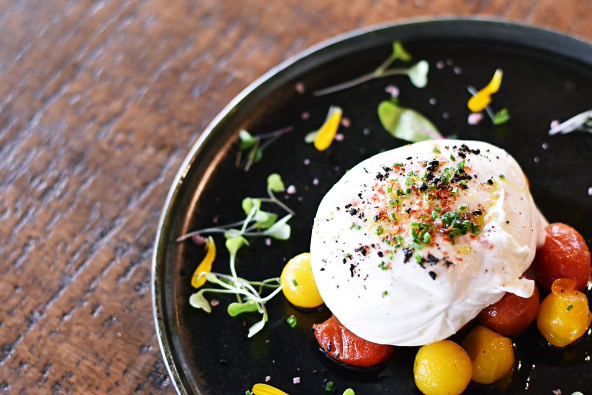 Hoy recomendamos un plato fresco y con mucho sabor: Burrata rellena de pesto con tomatitos asados y polvo de aceituna negra, ¡exquisito!