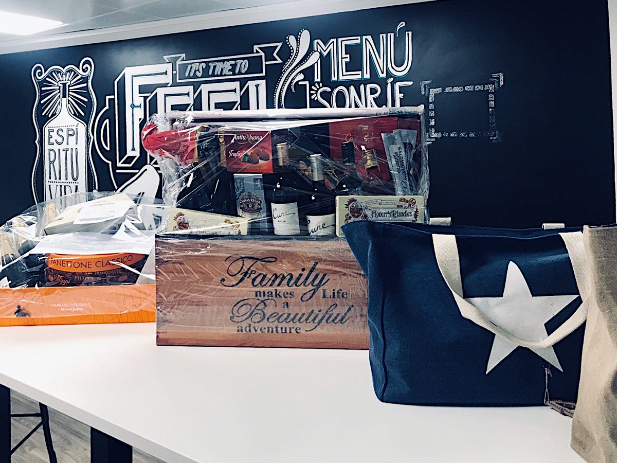 syntonize_'s tweet photo. 🎁 ¡Gracias a los regalos de Navidad que nos han enviado @retiplus @Pickanddrive y @noizzemedia hemos podido celebrar la familia #syntonize las fiestas! 🥳 #wearefamily https://t.co/rAmu1vsSVf