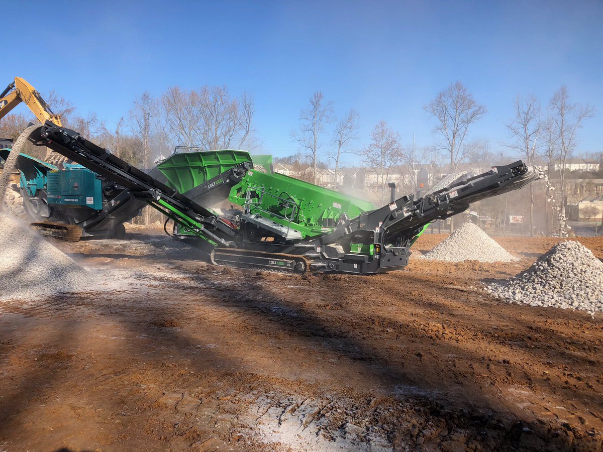 PowerscreenCS's tweet image. @Evo_Quip  Colt 1000 Screening Plant working in tandem with @Powerscreen  Premiertrak 400 Jaw Crusher. A #compactwithimpact scalping Screen showing its fit to handle the bigger #jawcrusher Call today and ask about the #winterdeal still available on this unit.