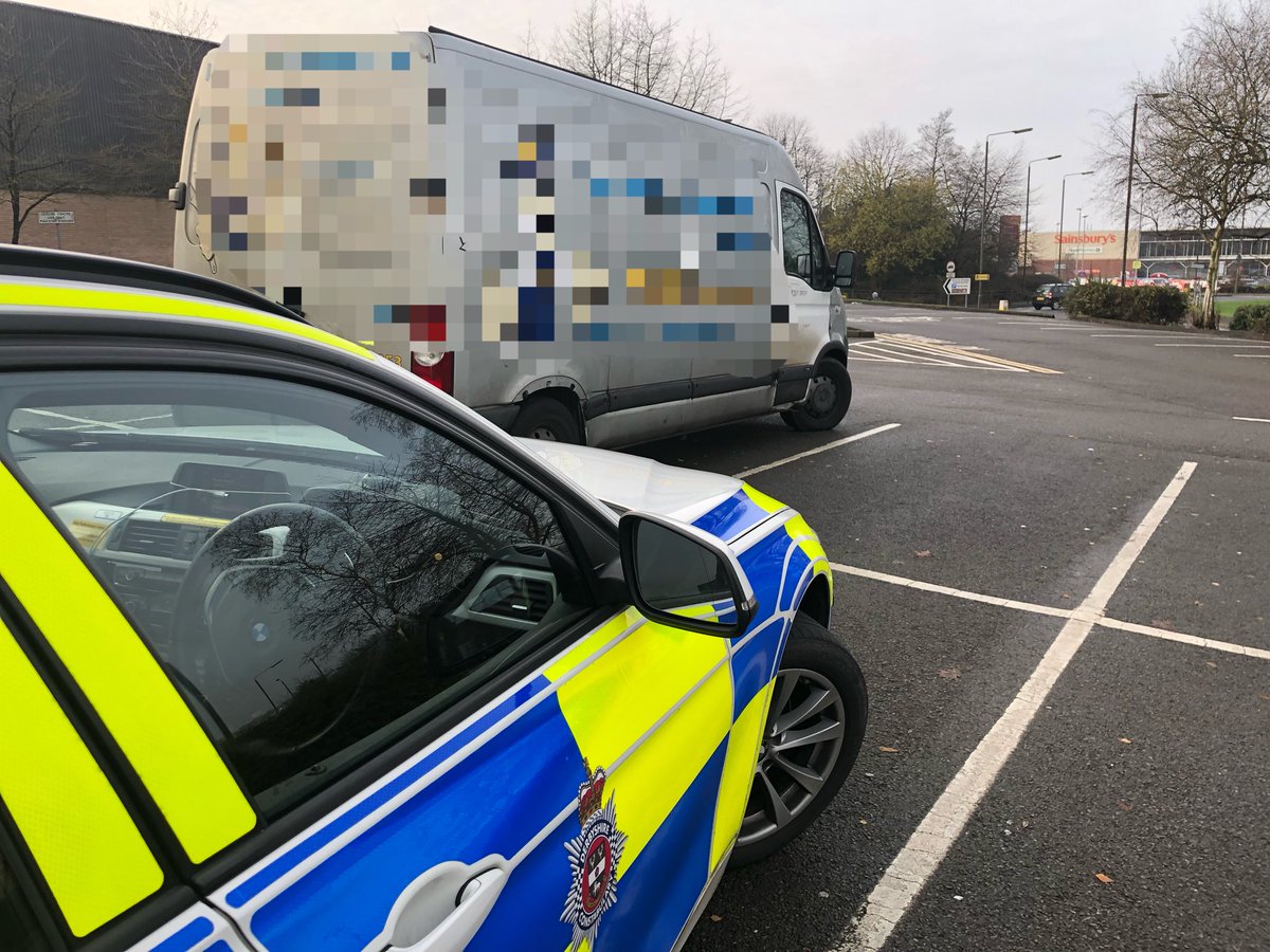 DerbyshireRPU's tweet photo. Swadlincote. Poor condition and a ping on #RealTimeANPR for no tax gets him a tug. No tax, no insurance and a bald tyre. #Seized @DriveInsured https://t.co/tMFtmsDTtS