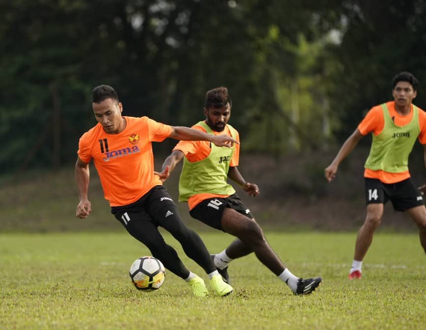 selangorfc's tweet photo. Champions don't show up to get everything they want; they show up to give everything they have. β€οΈππ
#RedGiantsInTraining
Foto: @asianadotmy https://t.co/pEvm3BPD44