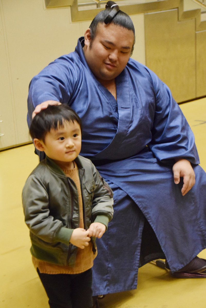 赤ちゃん抱っこ撮影会 子供の頭をなでる貴景勝 Sumo 相撲 日本相撲協会公式 Scoopnest