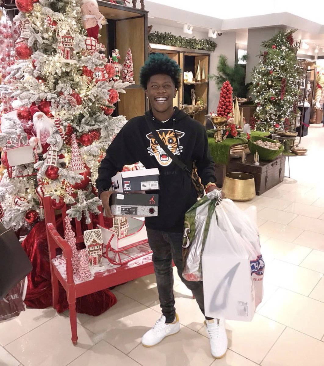 zeff_manuel's tweet photo. We hope that everyone enjoyed Christmas 🎄 🎁.
And we pray that God continue to bless all the beautiful families out there. 
Happy holidays 🎉.

Z E F F  M A N U E L.
@aspectzavi_ 
#christmastree #differentdrip #shopsmall #shopping #zeffmanuel #tistheseason #clothingbrand #up https://t.co/QMpmn8HuAN
