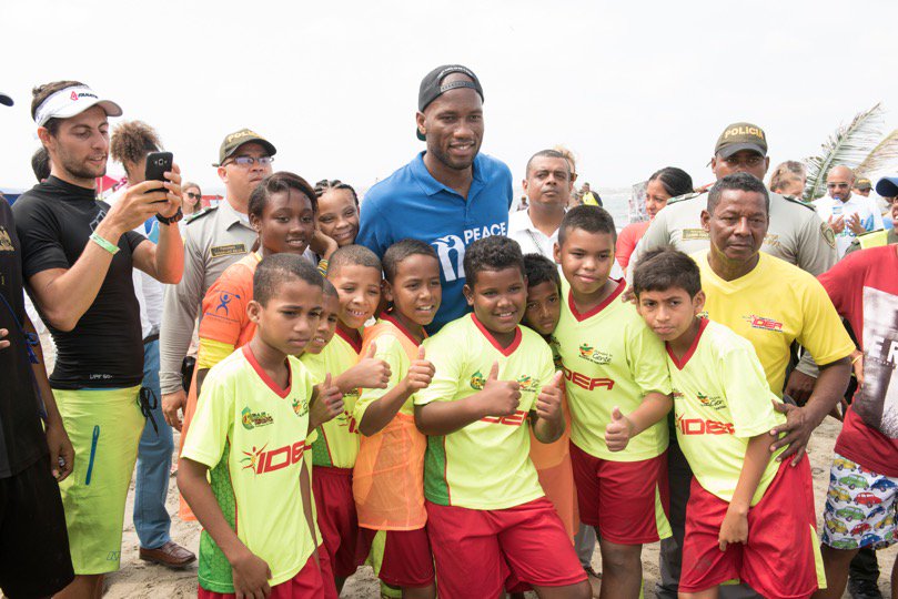 peaceandsport's tweet photo. 📷 #Throwback2018 Didier Drogba in Colombia for April 6
#ChampionsforPeace @didierdrogba with kids on the occasion of April 6 in Colombia
#SportSimple #BePartofWhatMatters #2018 https://t.co/tkEysVAm5l