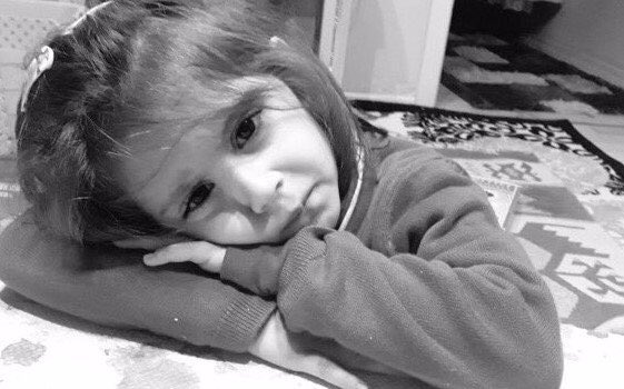 PersecutareTR's tweet photo. Mama fetei de 5 ani, a fost eliberată!
Mama lui Defne, închisă de 4 luni, Demetl Korkmaz a fost eliberată miercuri. Ea a fost plasată în penitenciarul Hatay, la o distanță de 480 km depărtare de familie. Soțul este închis de 2 ani și 5 luni, pentru apartenență la mișcarea Gulen. https://t.co/ZSfkynknOW