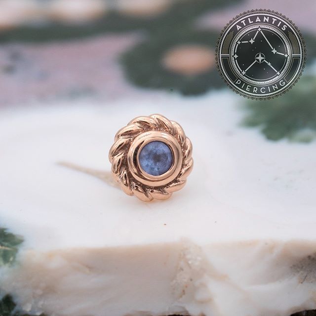 AtlantisLyon's tweet photo. Le mois de décembre ne finit pas à Noël, les photos de bijoux non plus !
La chaleur de l’or rose 🔥 en opposition d’un bleu glacé ❄️ pour un joli petit accessoire adaptable pour la majorité de vos piercings.
#igerslyon #safepiercing #bijouxlyon #ideec… https://t.co/875dpI4jGm https://t.co/DIidveArNd