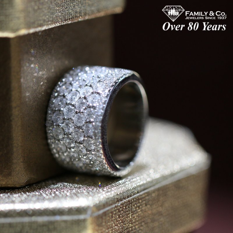 FamilyJewelers's tweet photo. Christmas has come and gone, but the deals are still here 💍!
.
Whether it's a new gift, or help with resizing a current one, stop in from now through the new year and browse our showroom.
.
#WeAreFamily #SJDiamondDestination #Over80Years #Since1937 #fashion #jewelry #diamond https://t.co/soeke94eQr