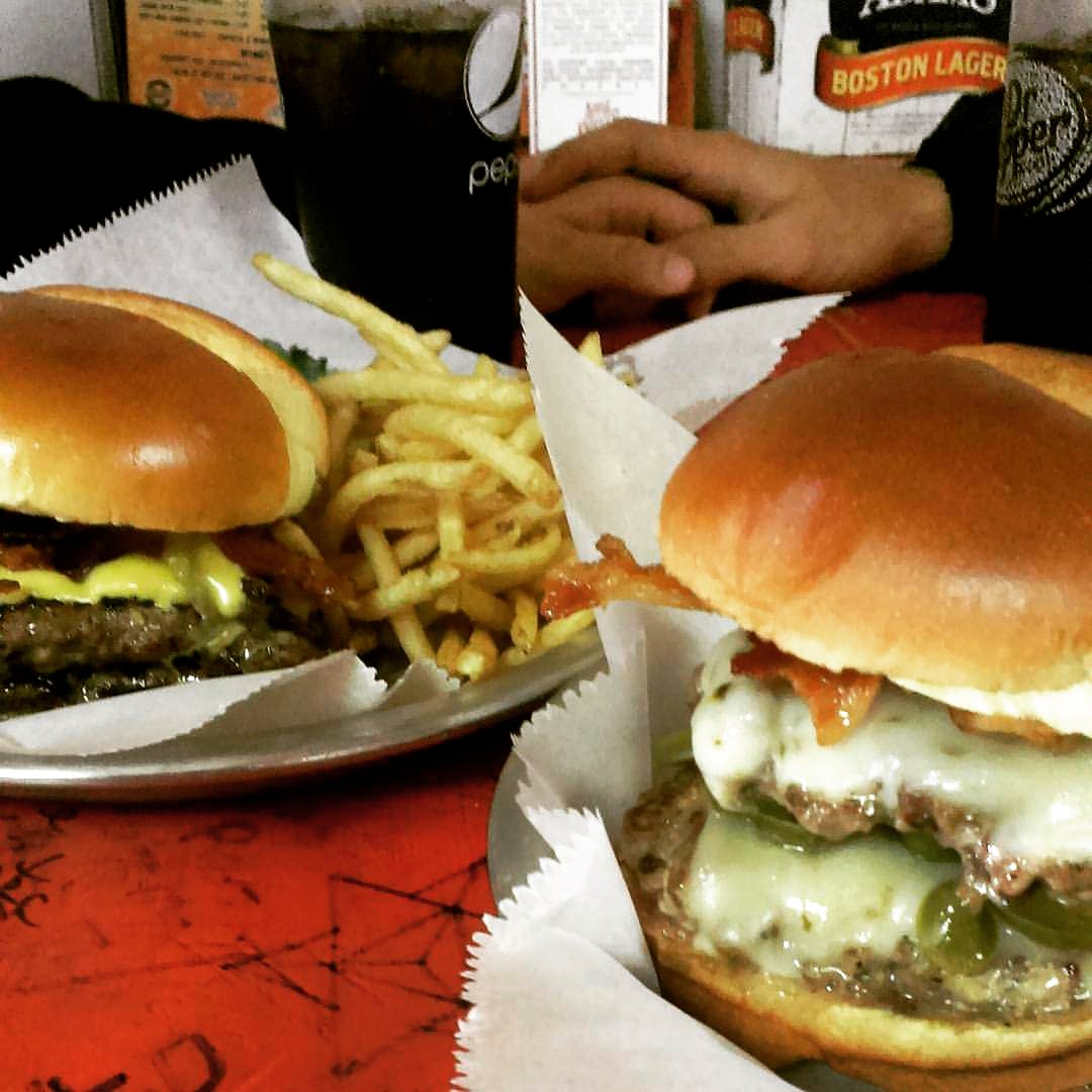 FatPatties's tweet photo. Hope you had a magical Christmas! No more dreaming of sugar plums. Since we are CLOSED FOR WINTER BREAK, you'll now be dreaming about our #darngoodfood !
.
#damngoodburgers #darngoodsoup #doublecheeseburger #eatlocalsoill #eat_soill #southernillinois #carbondale #fatpatties https://t.co/0CvSLQbr5E