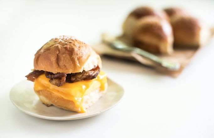 LilB_DC's tweet photo. Today, we begin our holiday hours! We'll be open from 7AM-3PM through Sunday, December 30th! Which means you can start every morning with an am-wich! Pile it high with all the southern fixins': smoked bacon or ham, fluffy scrambled eggs, oozey cheese... you name it! https://t.co/ZbIJF6yFam