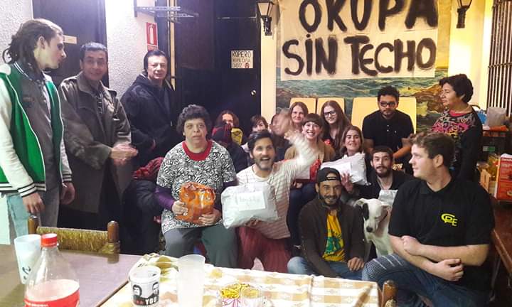 En Barcelona hay una iniciativa de autogestión de los sin techo que han okupado un edificio para acoger gente de la calle. Estoy echando una mano al proyecto y es increíble el silencio de la prensa. <a href="/SenseSostreBCN/">Okupa Casa Cádiz</a> necesita todo nuestro apoyo.
gofundme.com/welcome-sense-…